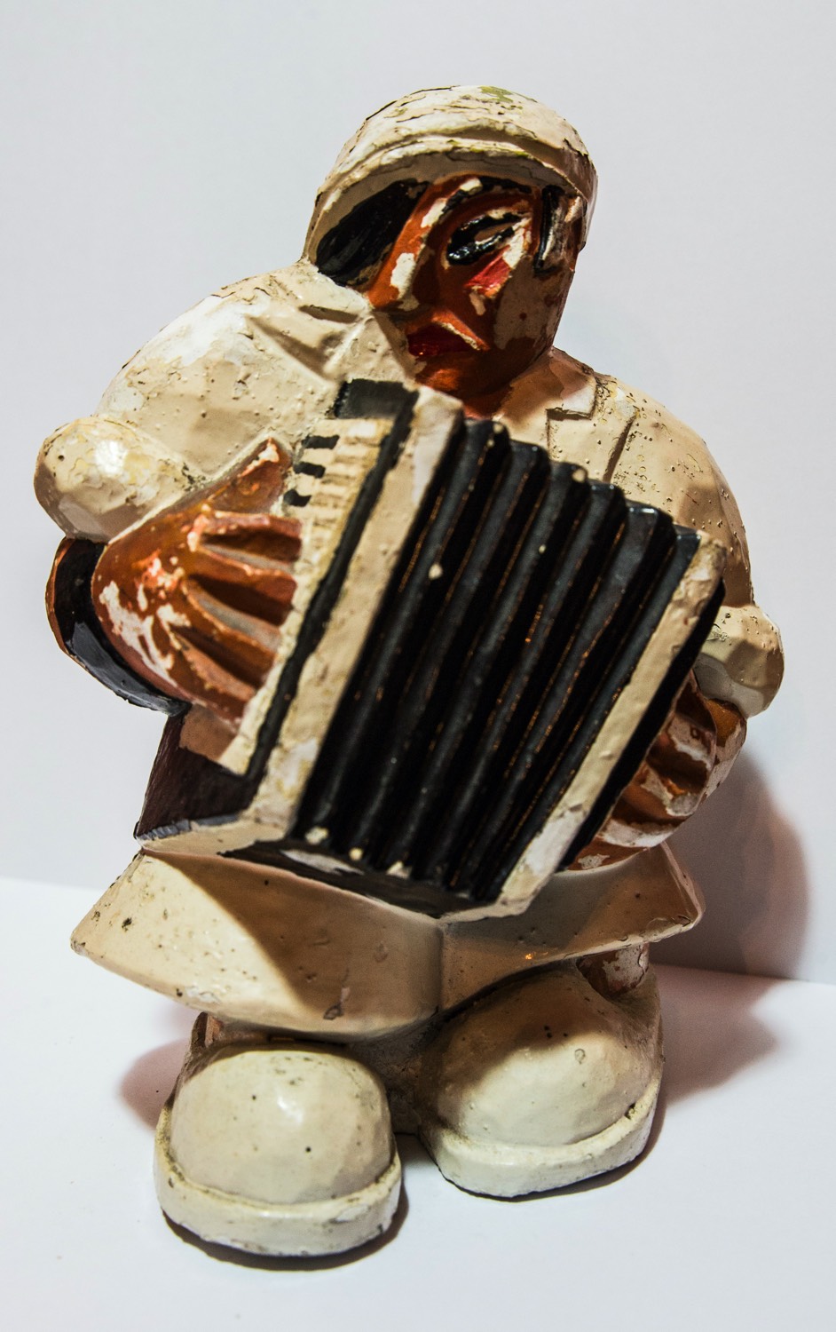 Figurine En Bois Artisanal Photographiée Dans Un Coffre Couvert De Mousse  Photo stock - Image du modèle, brun: 277245528